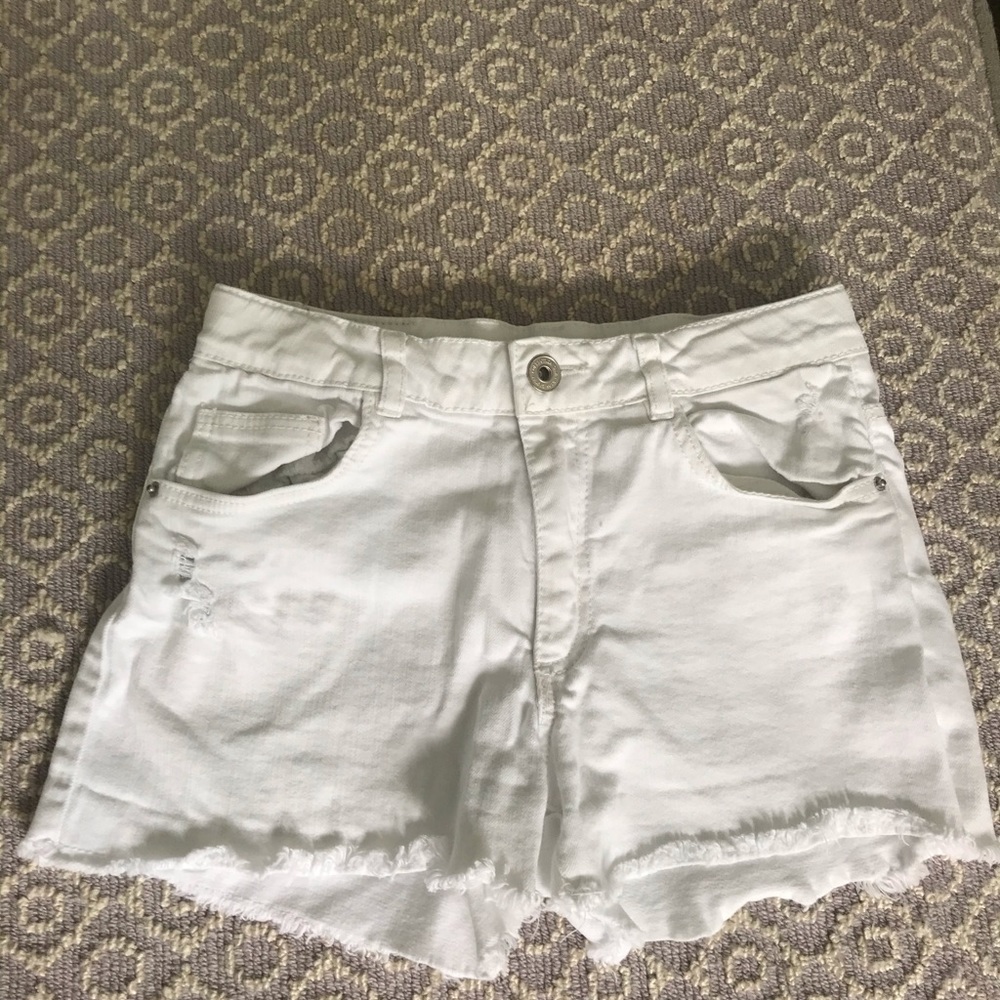 Cute girls white jean shorts!